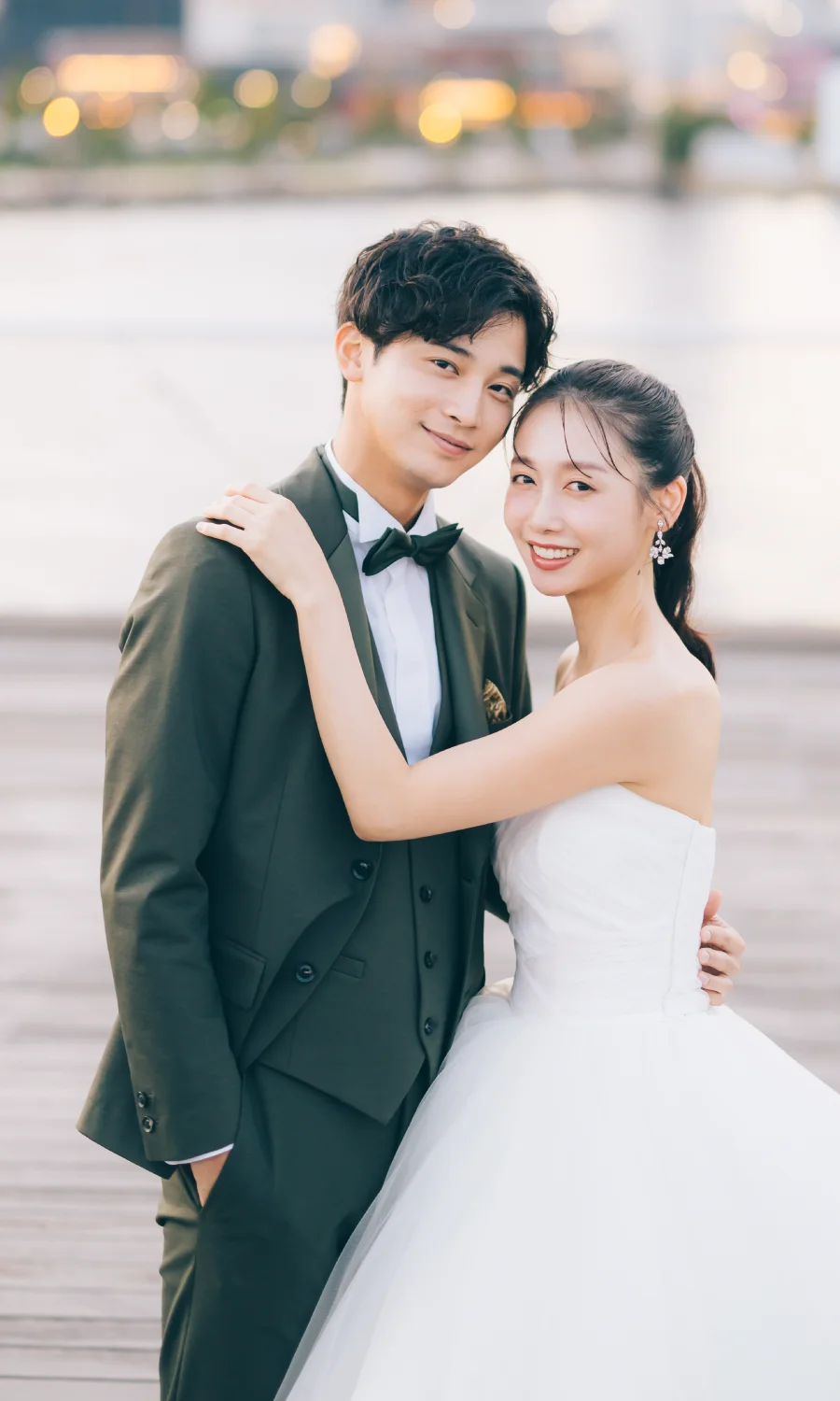 並んで座る様子の新郎新婦様のウェディングフォト