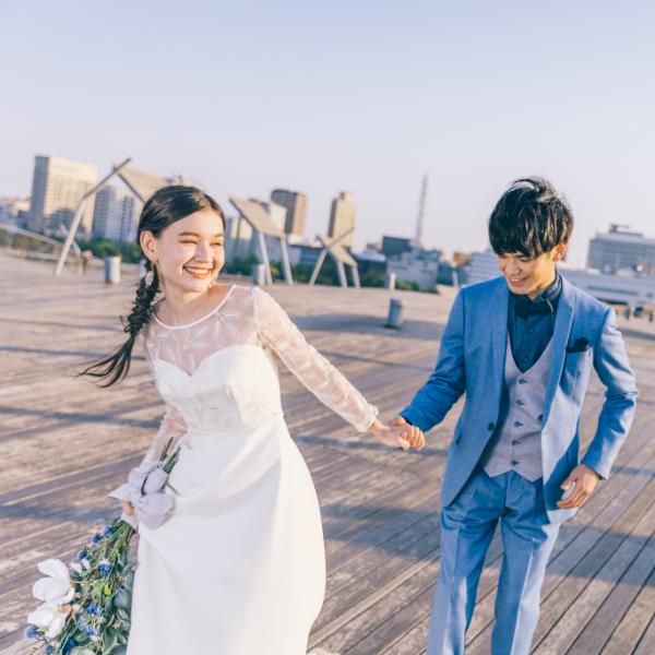 笑顔で新郎様を連れ出す新婦様のウェディングフォト