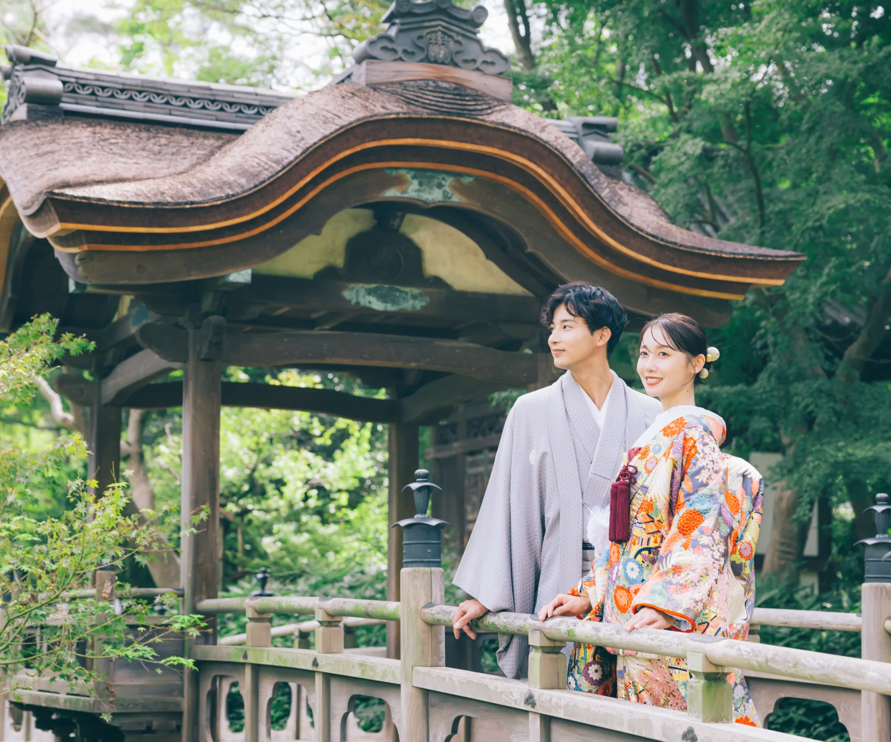 竹林の中、儚げな表情で遠くを見つめる新郎新婦様の結婚写真