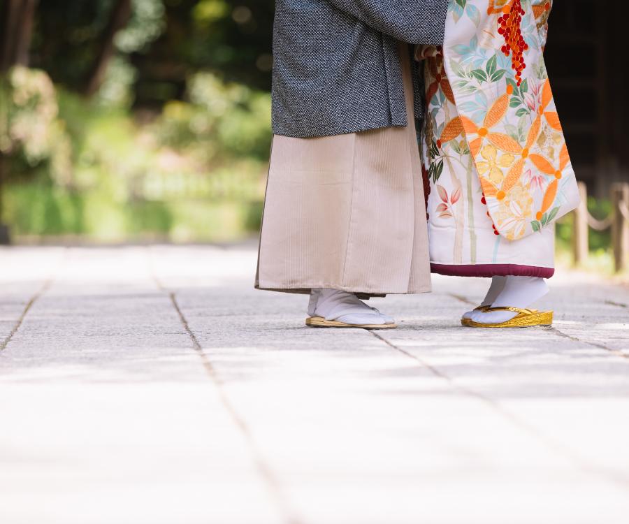 向かいあって体を寄せ合う新郎新婦様の足元の写真