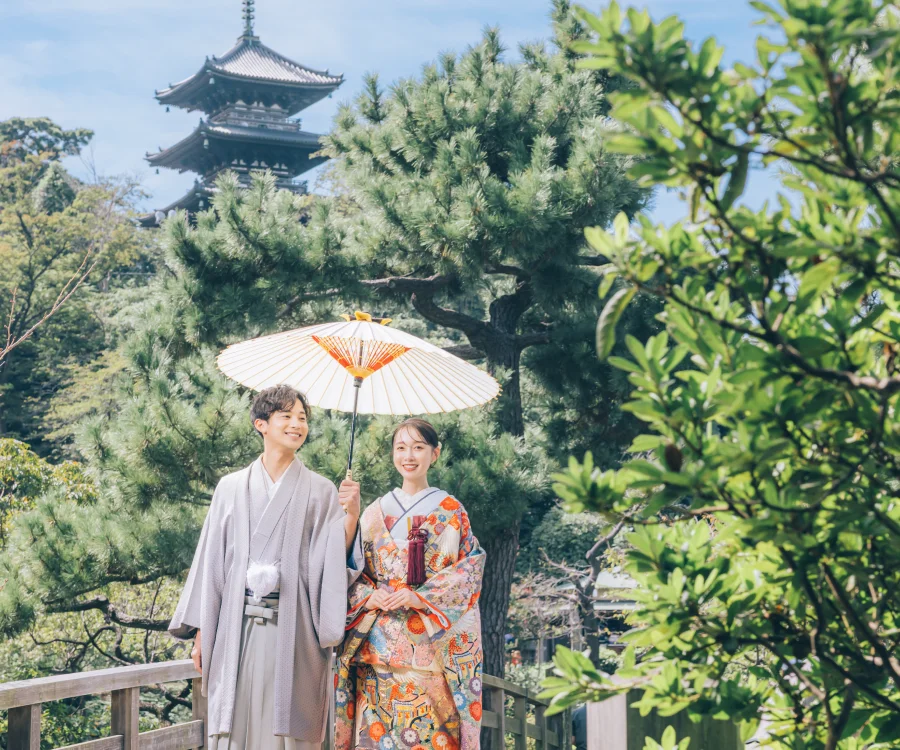 向かいあって体を寄せ合う新郎新婦様の足元の写真