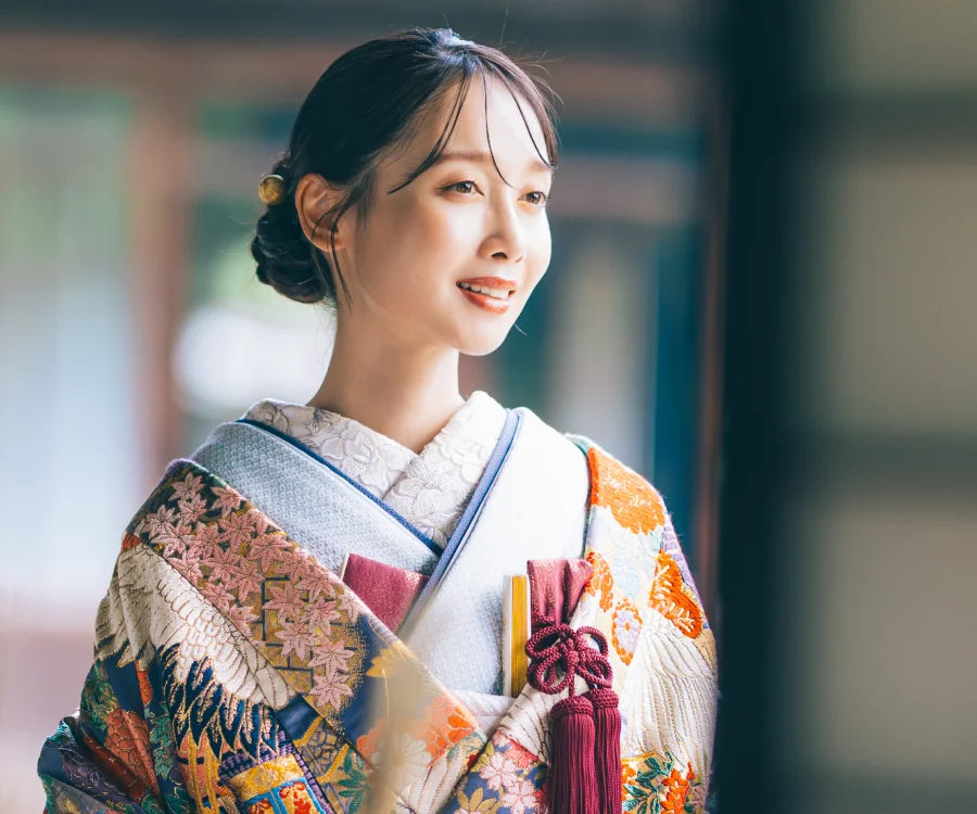 アンニュイな表情をした新婦様の横顔の写真