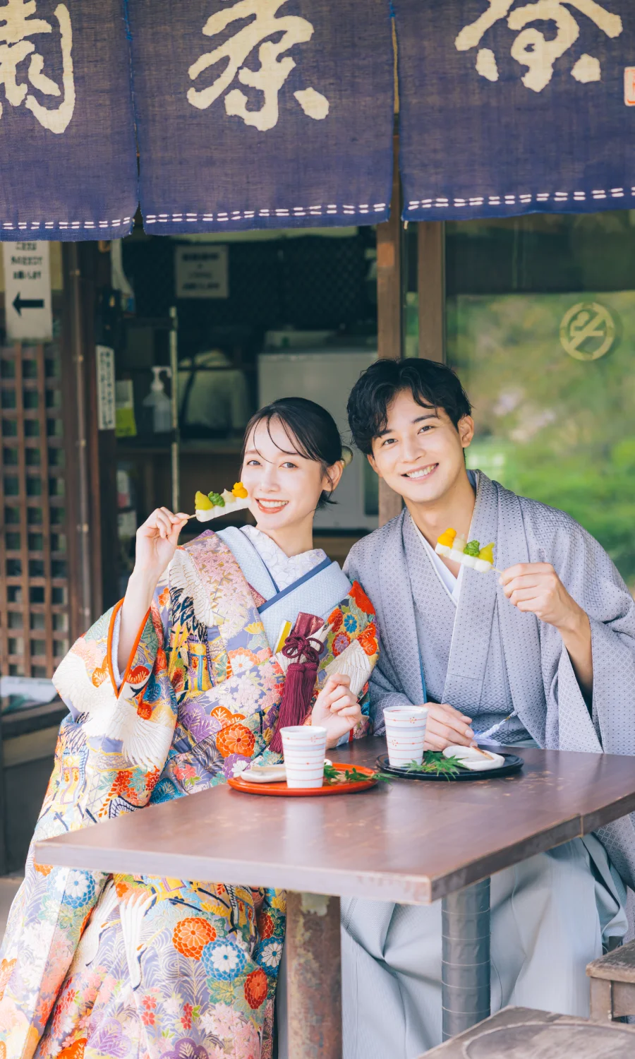 三渓園の門の下で和傘をさして微笑む新郎新婦様の和装前撮り