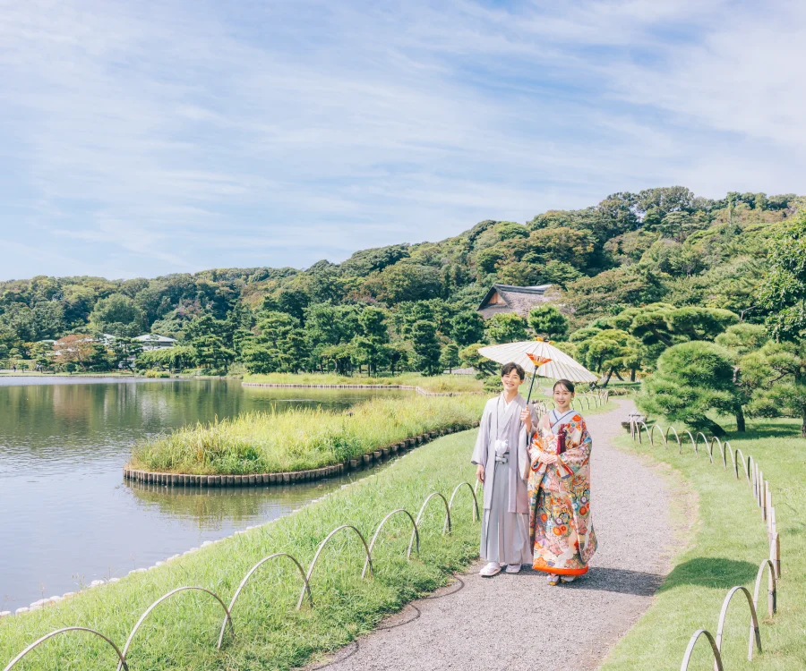 橋の上で池を眺める新郎新婦様の和装前撮り