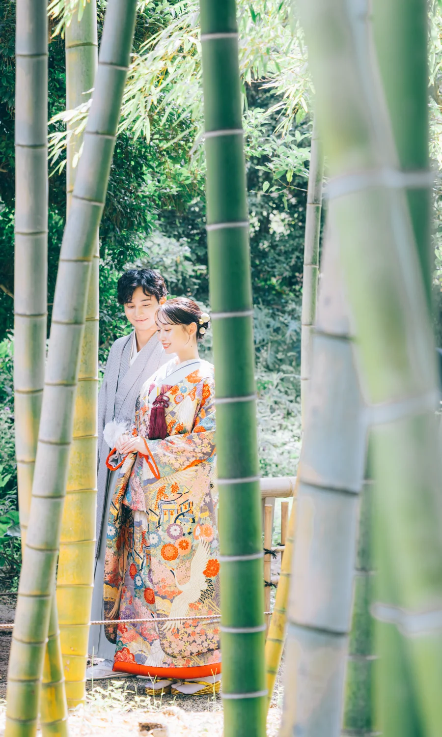 竹林の中で体を寄せ合う新郎新婦様の和装前撮り