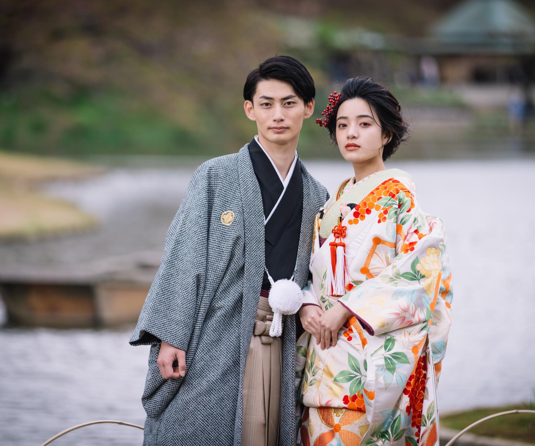 凛とした表情でこちらを見つめる新郎新婦様の結婚写真