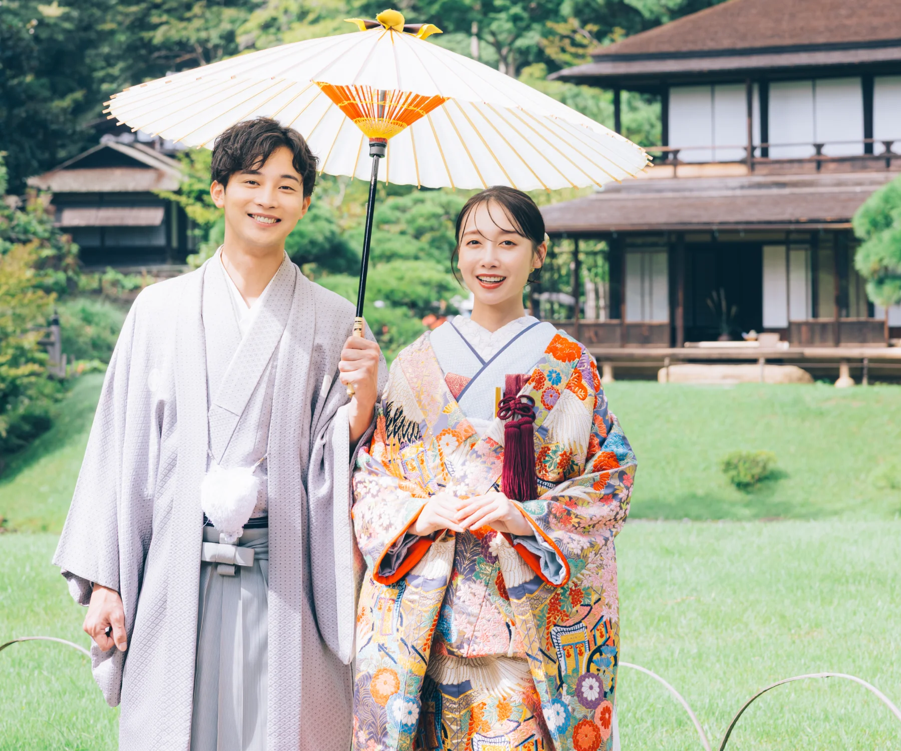 凛とした表情でこちらを見つめる新郎新婦様の結婚写真