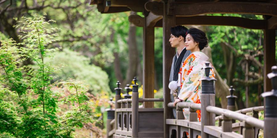 橋の上から木々を眺める新郎新婦様の結婚写真