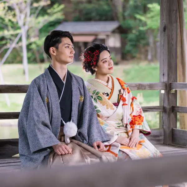 三渓園の東屋で景色を楽しむ新郎新婦様の和装前撮り