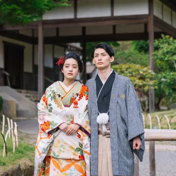 凛とした表情の新郎新婦様の結婚写真