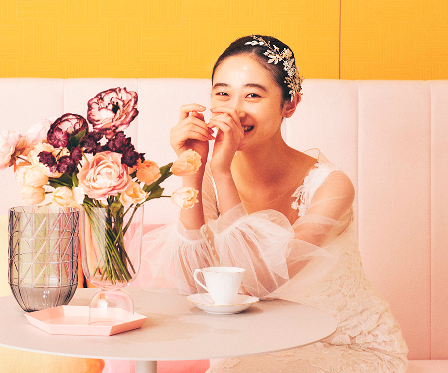      ソファに座って笑う新婦様のソロショット               