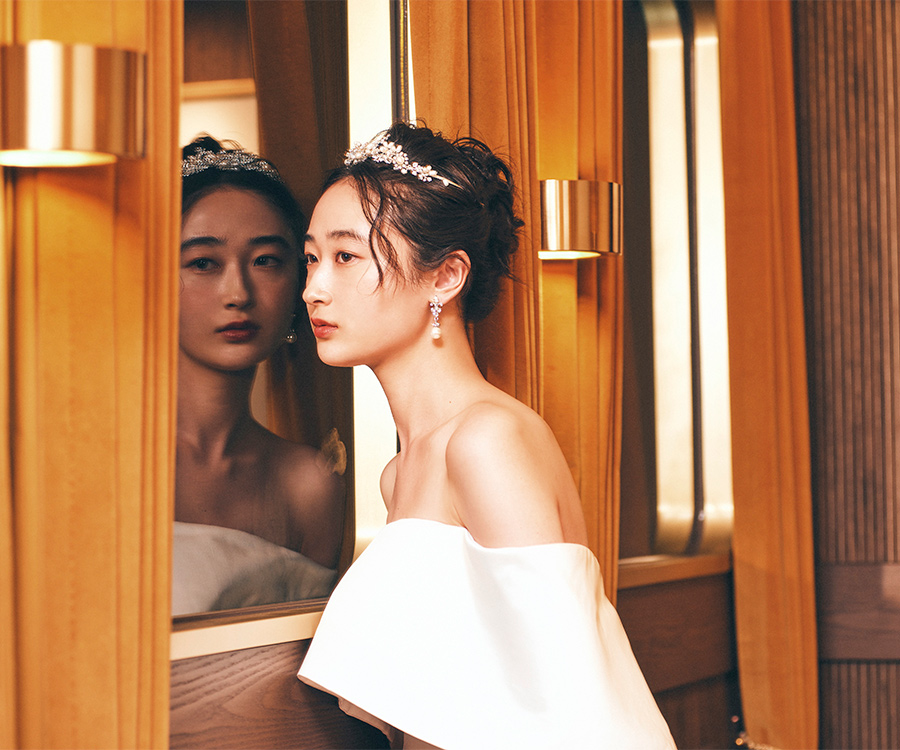      車窓からの景色を眺める新婦様のウェディングフォト               