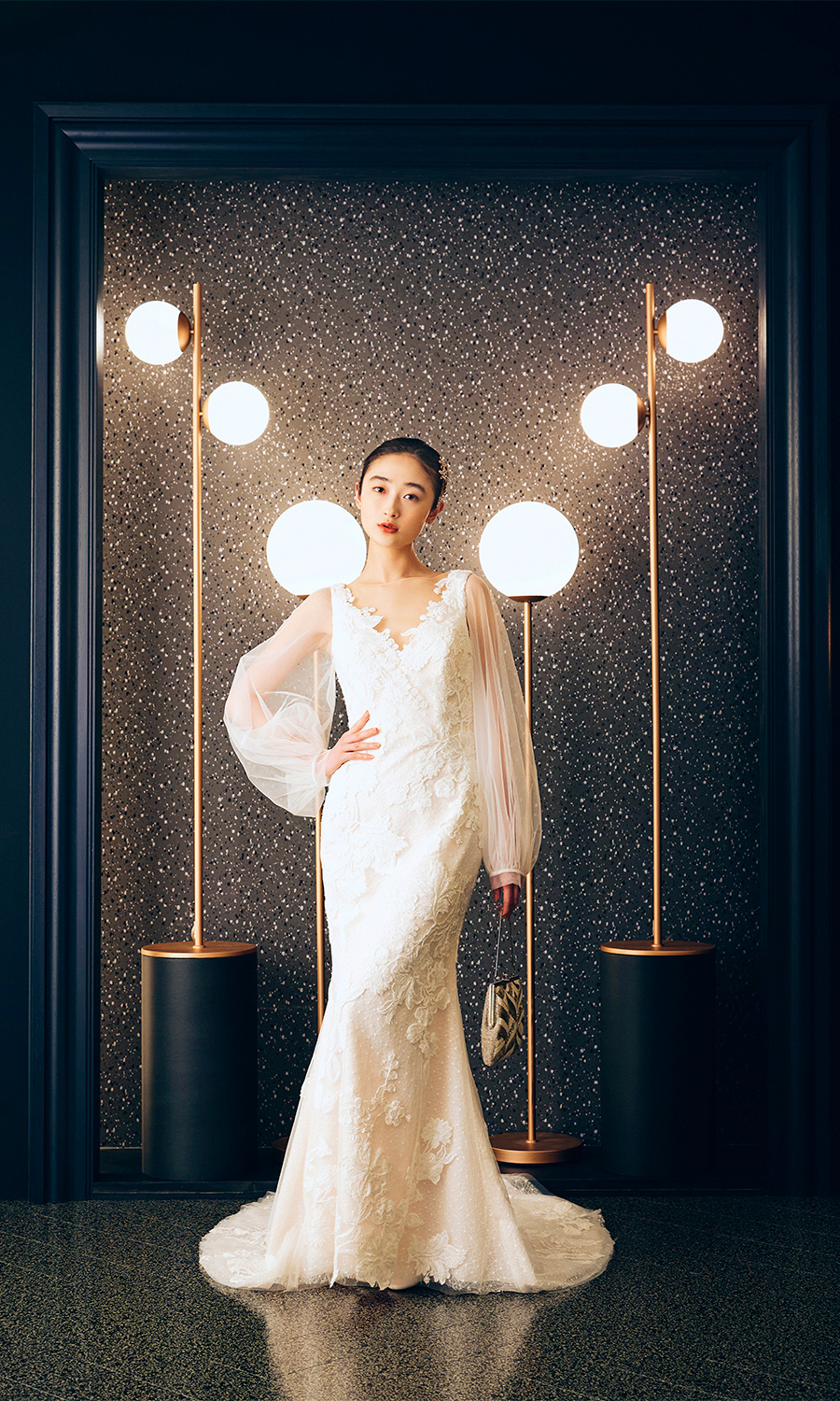      ラグジュアリーなセットでポーズをとる新婦様の結婚写真               