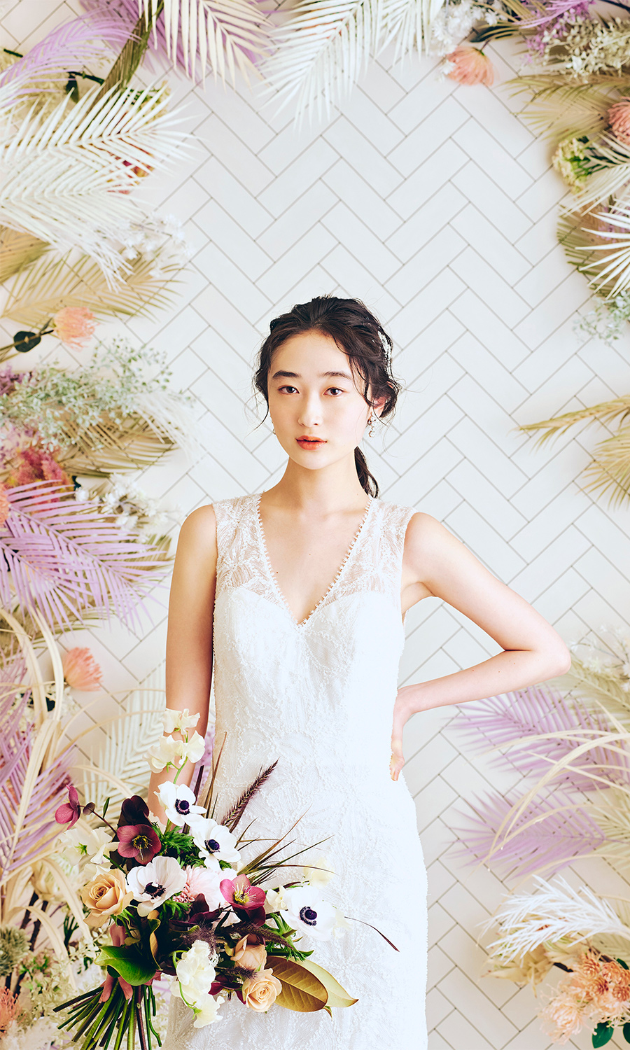      腰に手を当ててアンニュイな表情をする新婦様の洋装ソロショット               