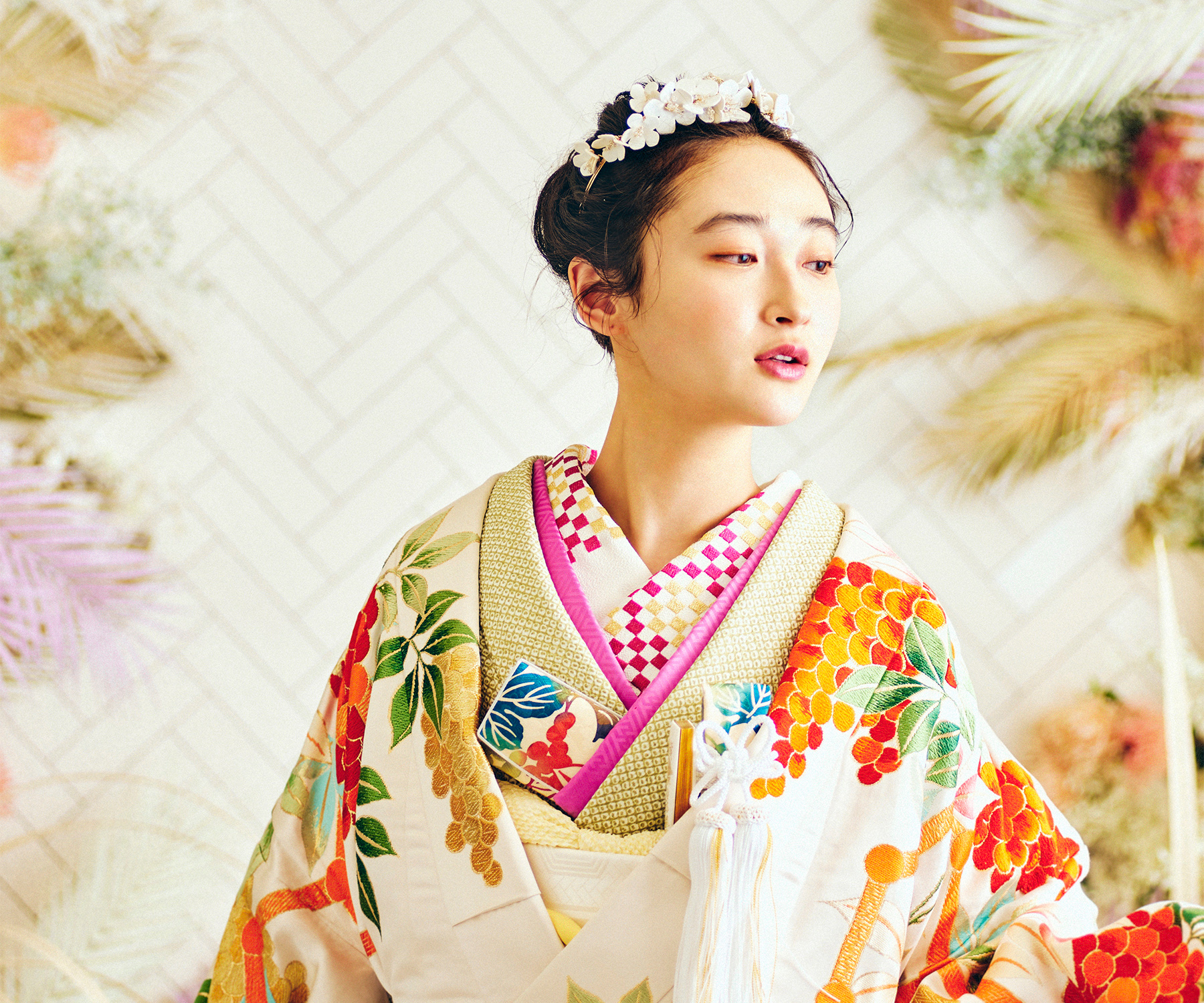      アンニュイな表情をして遠くを見つめる新婦様の和装前撮り               