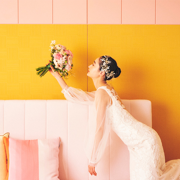      ソファの上でブーケを抱える新婦様のソロショット               