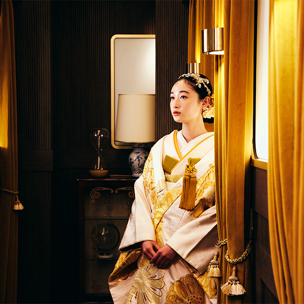      アンニュイな表情をして車窓からの景色を眺める新婦様のソロショット               