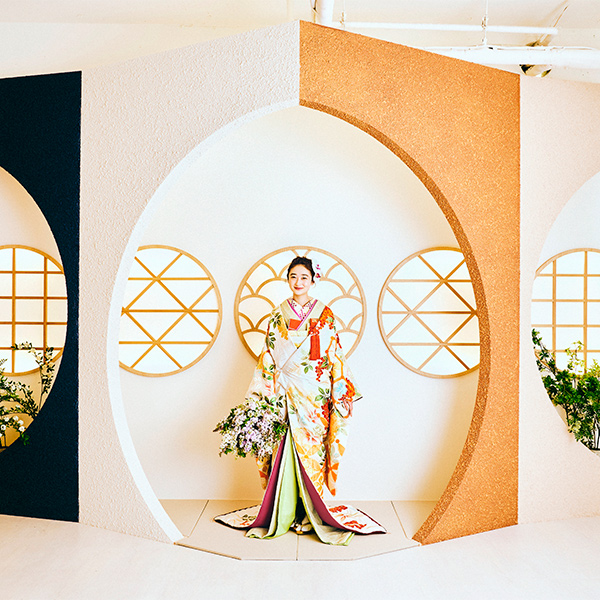      和モダンな背景で撮る新婦様の和装ソロショット               