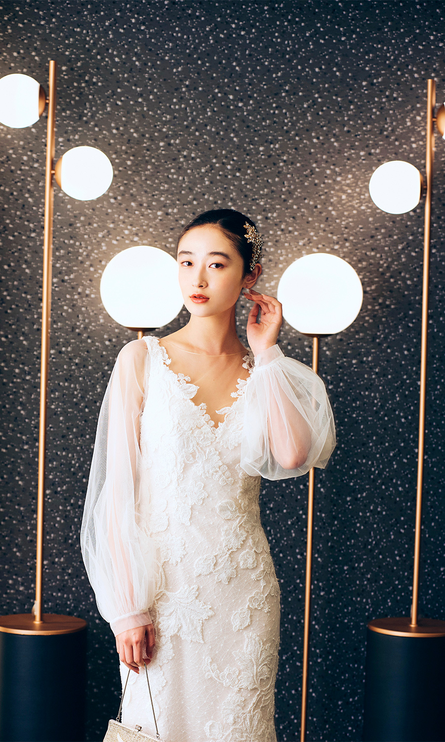      夜空の様な背景とドレスチュールのマッチが美しい新婦様のソロショット               