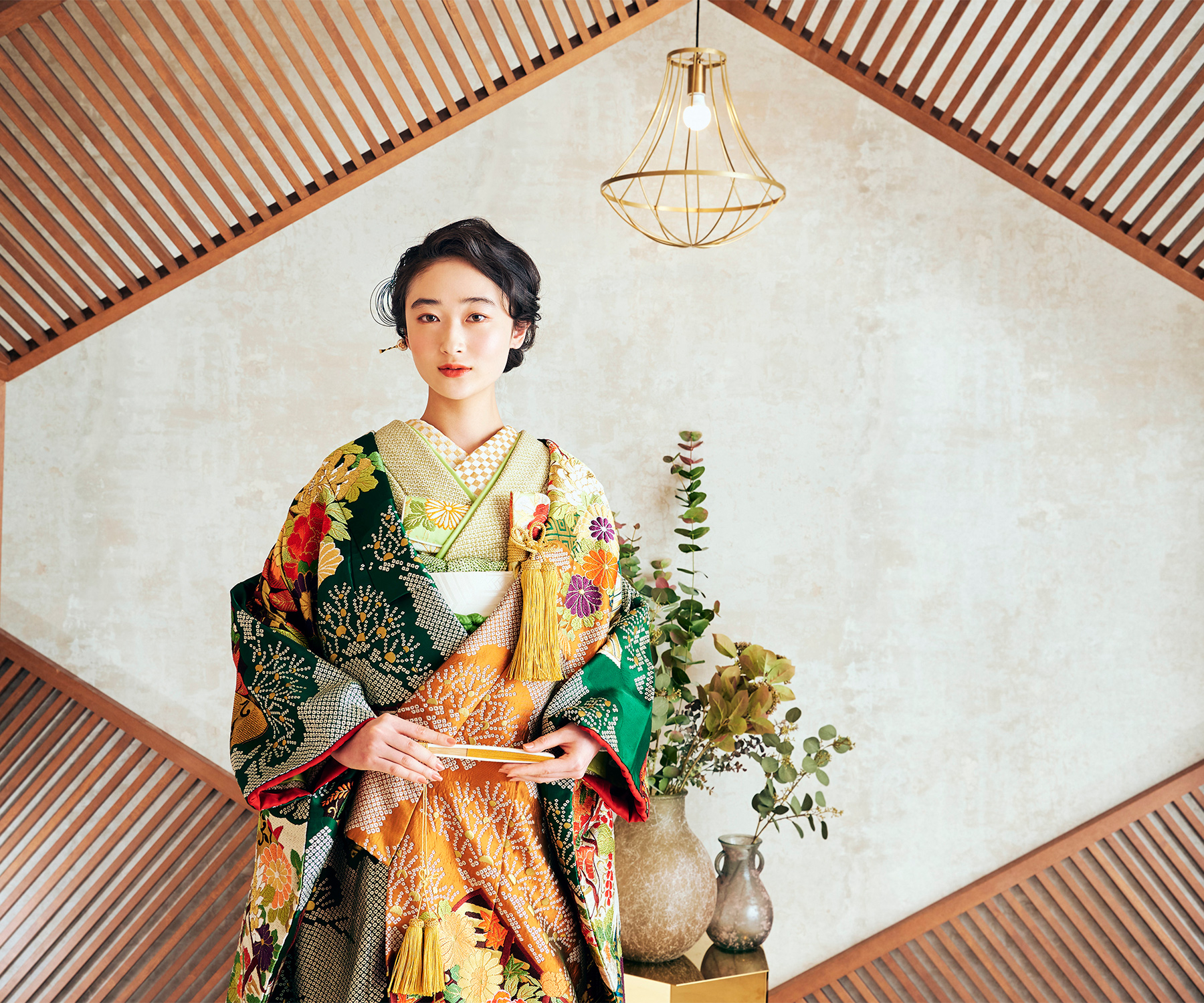      温かみのある木組みの家の中で上品な佇まいをする新婦様の和装前撮り               