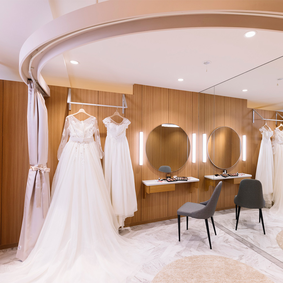      ドレスが吊るされたメイクルームの様子               