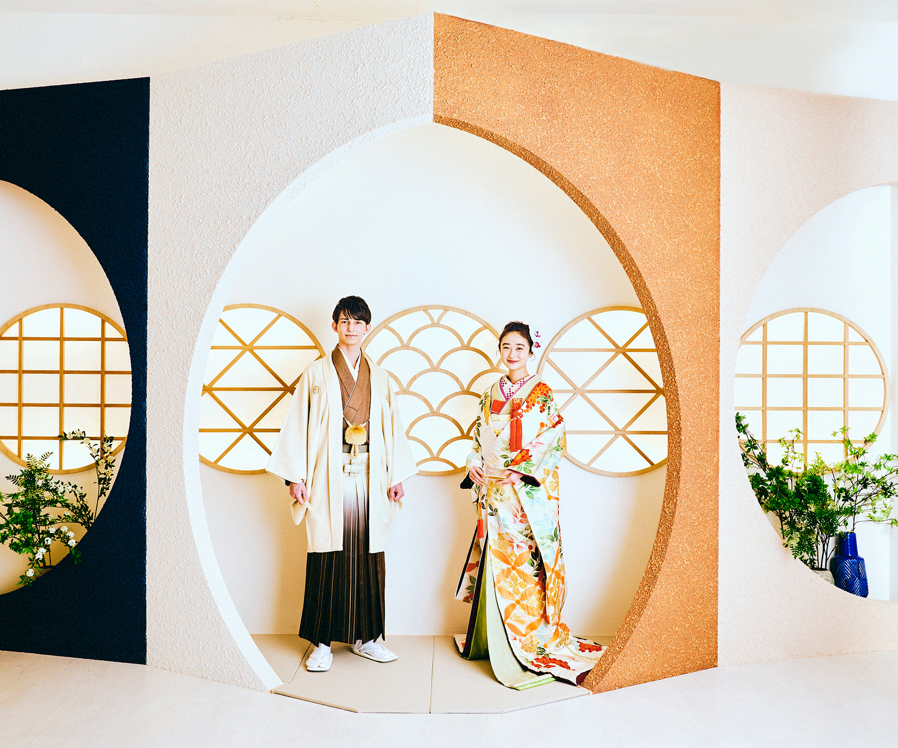      和モダンな背景セットをバックに微笑む新郎新婦様の和装前撮り               