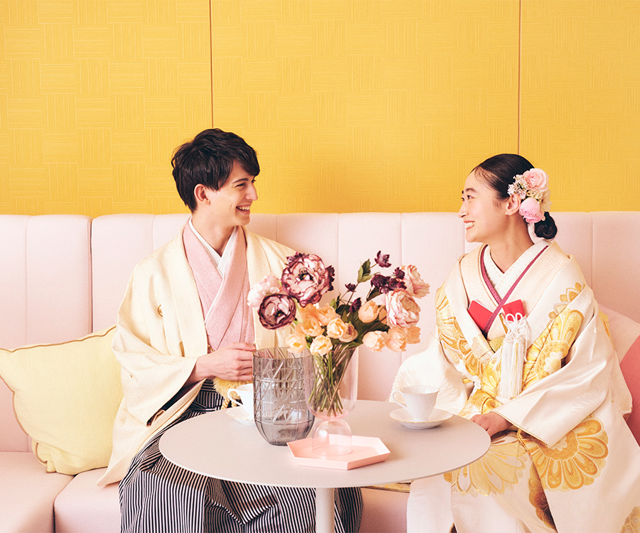      ソファに座って談笑する新郎新婦様の和装前撮り               
