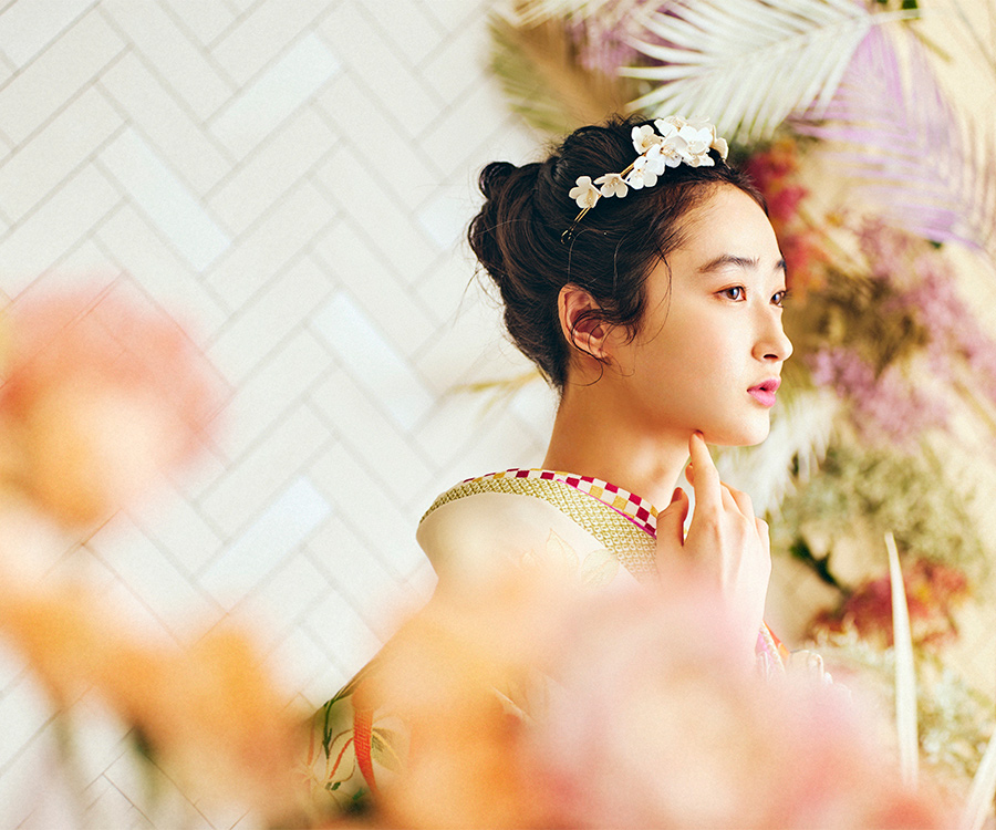      ドライフラワーの隙間から撮る新婦様の横顔ショット               