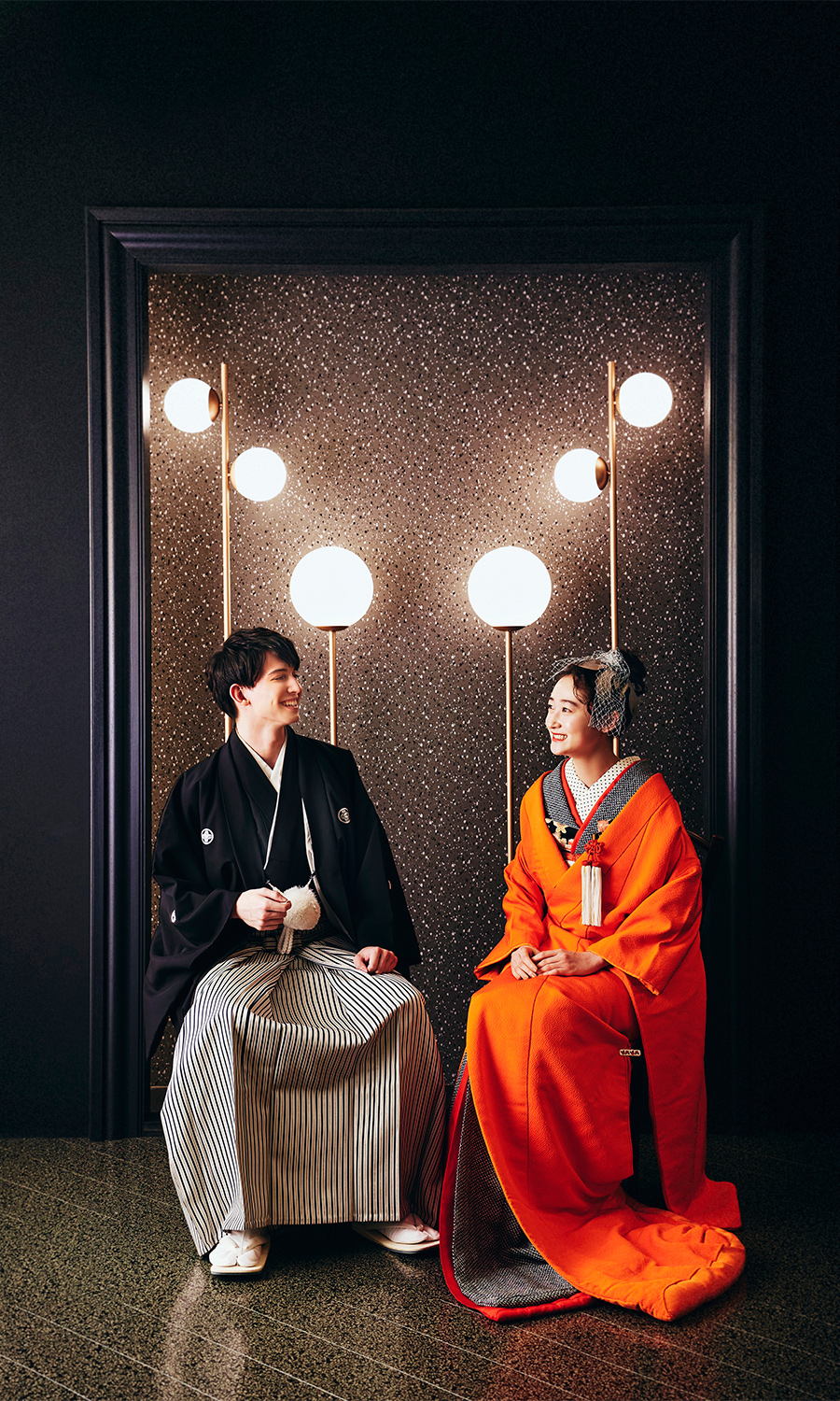      ラグジュアリーなライトを背景に笑い合う新郎新婦様の和装前撮り               