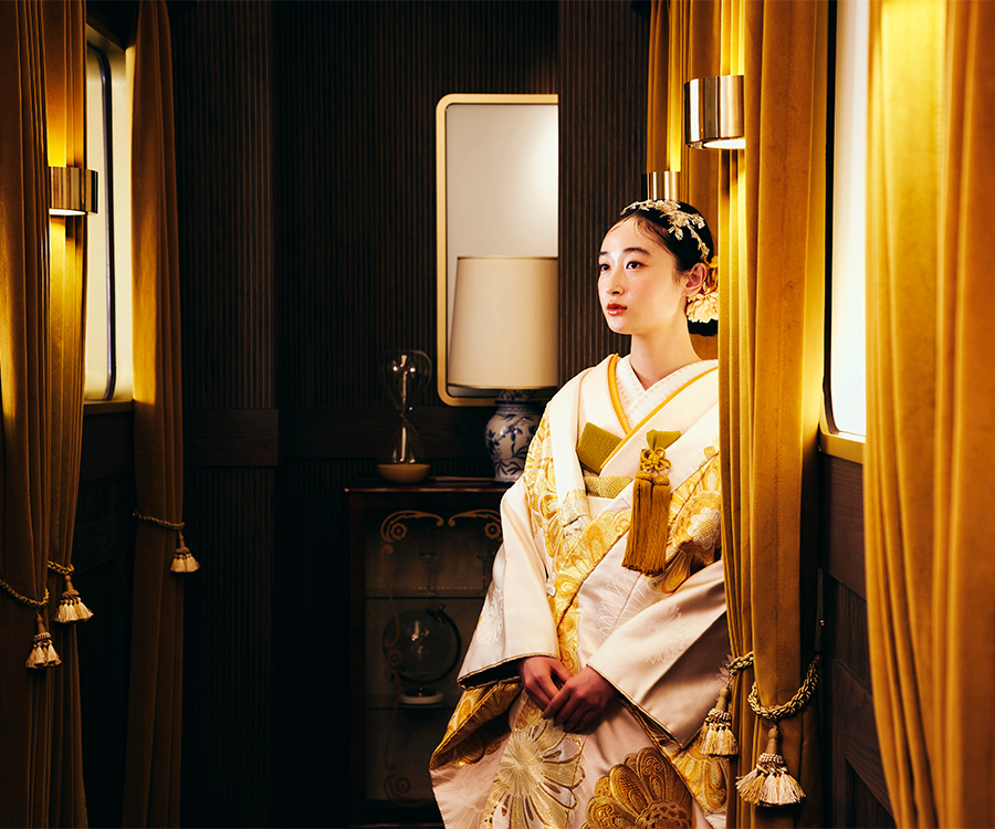      ゴールドのカーテンに映える繊細な和柄の白無垢が調和した新婦様の和装前撮り               