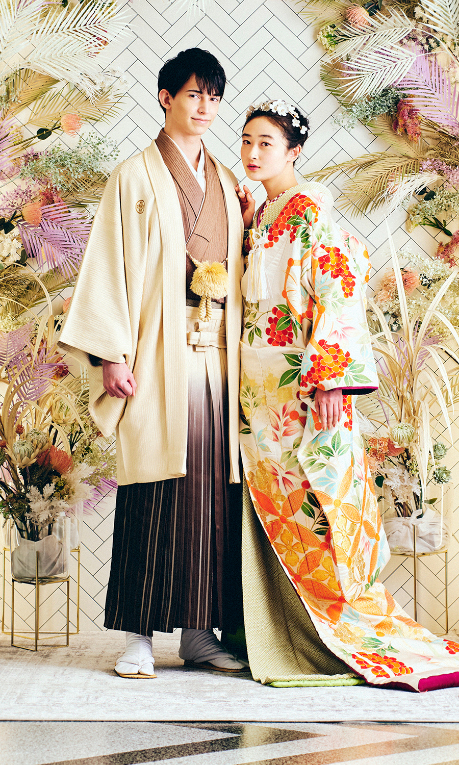      ドライフラワーにマッチした色打掛・袴を着装した新郎新婦様の結婚写真               