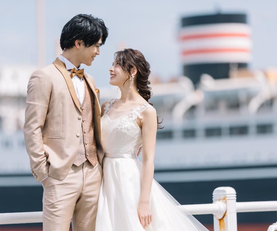 横浜港を背景に微笑みあう新郎新婦様のウェディングフォト