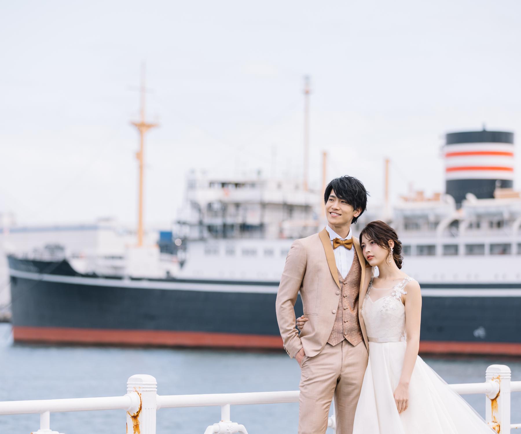 山下公園で新郎様に体を預ける新婦様の結婚写真