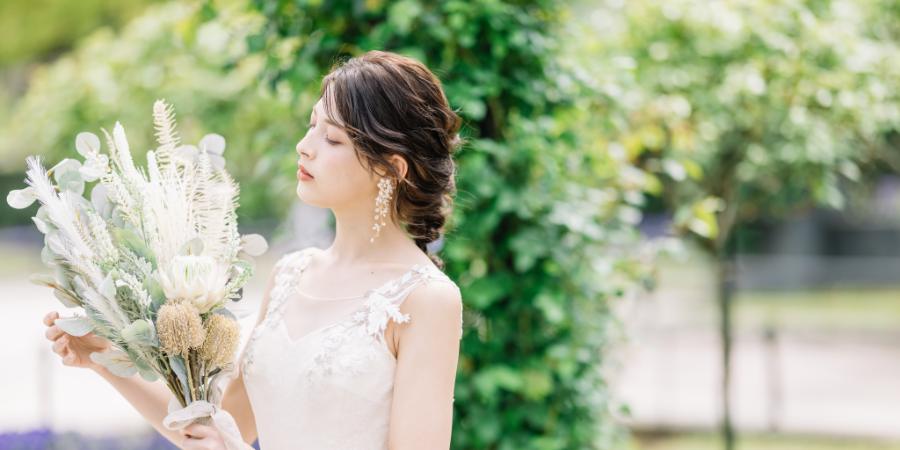 山下公園で花束を抱える新婦様の結婚写真
