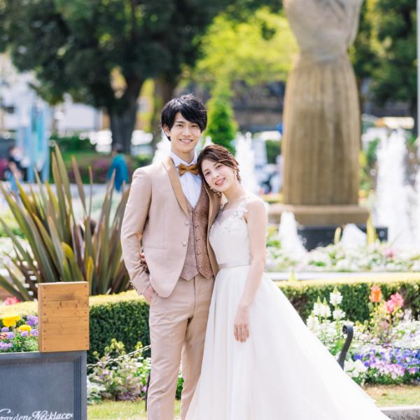 満面の笑みをする新郎新婦様のウェディングフォト