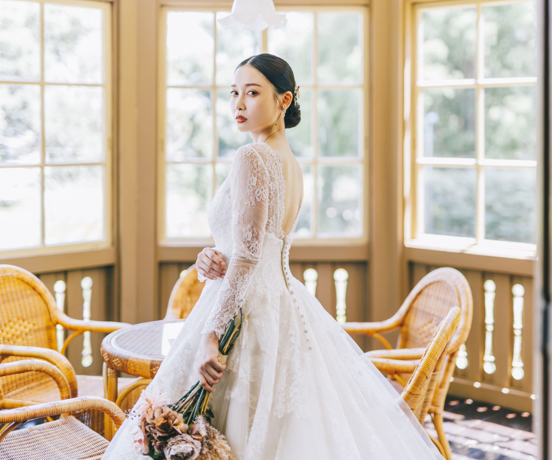 凛々しい表情をした新婦様のソロショット