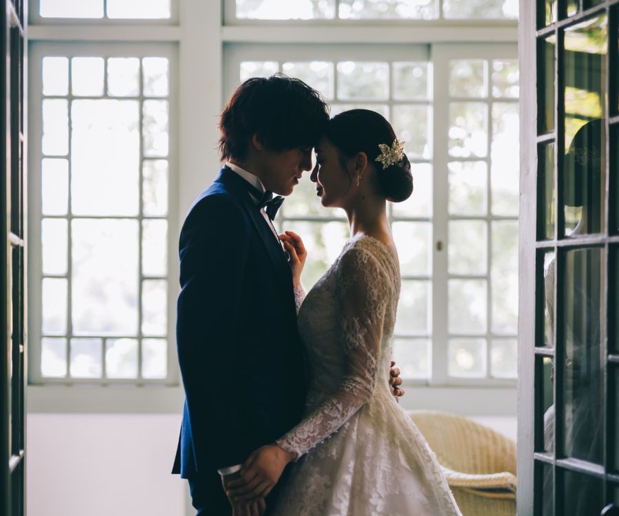 おでこをくっつけ合うシルエットが美しい新郎新婦様のウェディングフォト