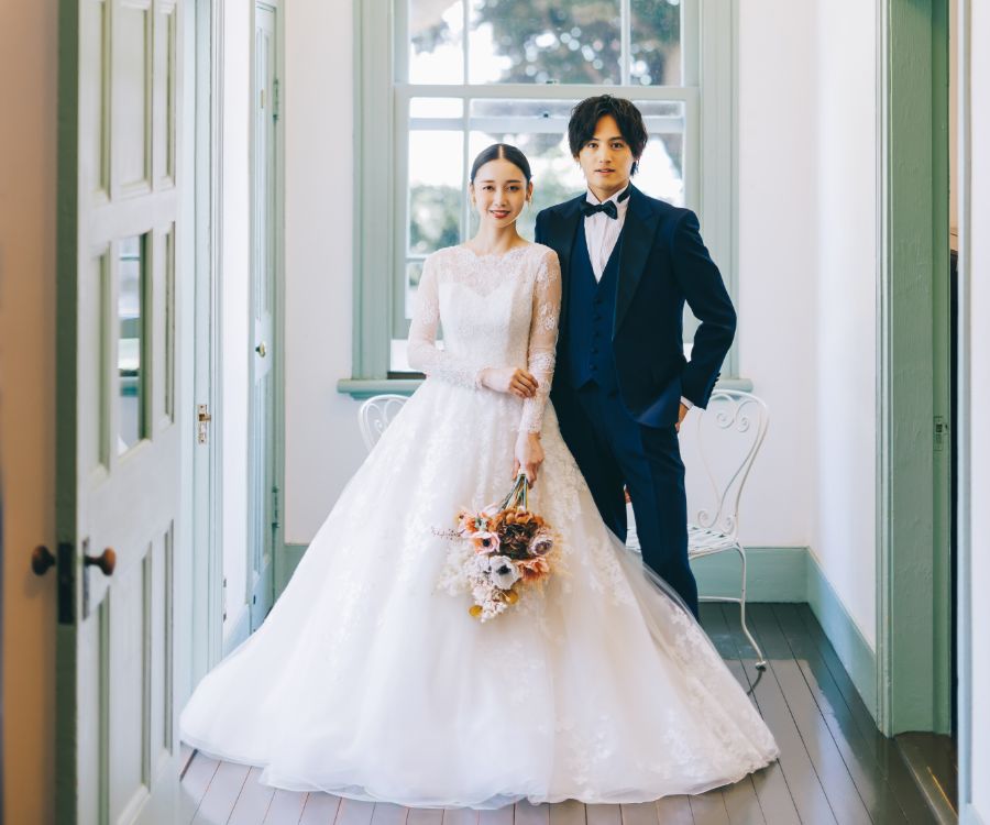 花束を持った新婦様と新郎様の結婚写真