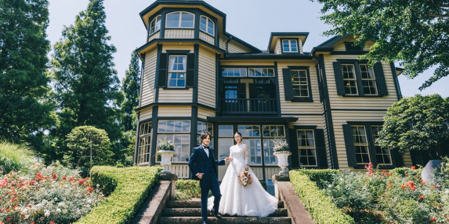 外交官の家の前で佇む新郎新婦様の結婚写真