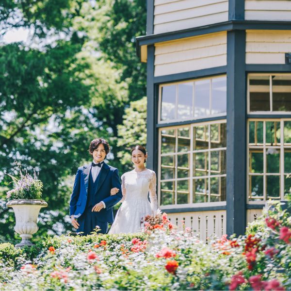 山手イタリア山庭園で微笑む新郎新婦様の結婚写真