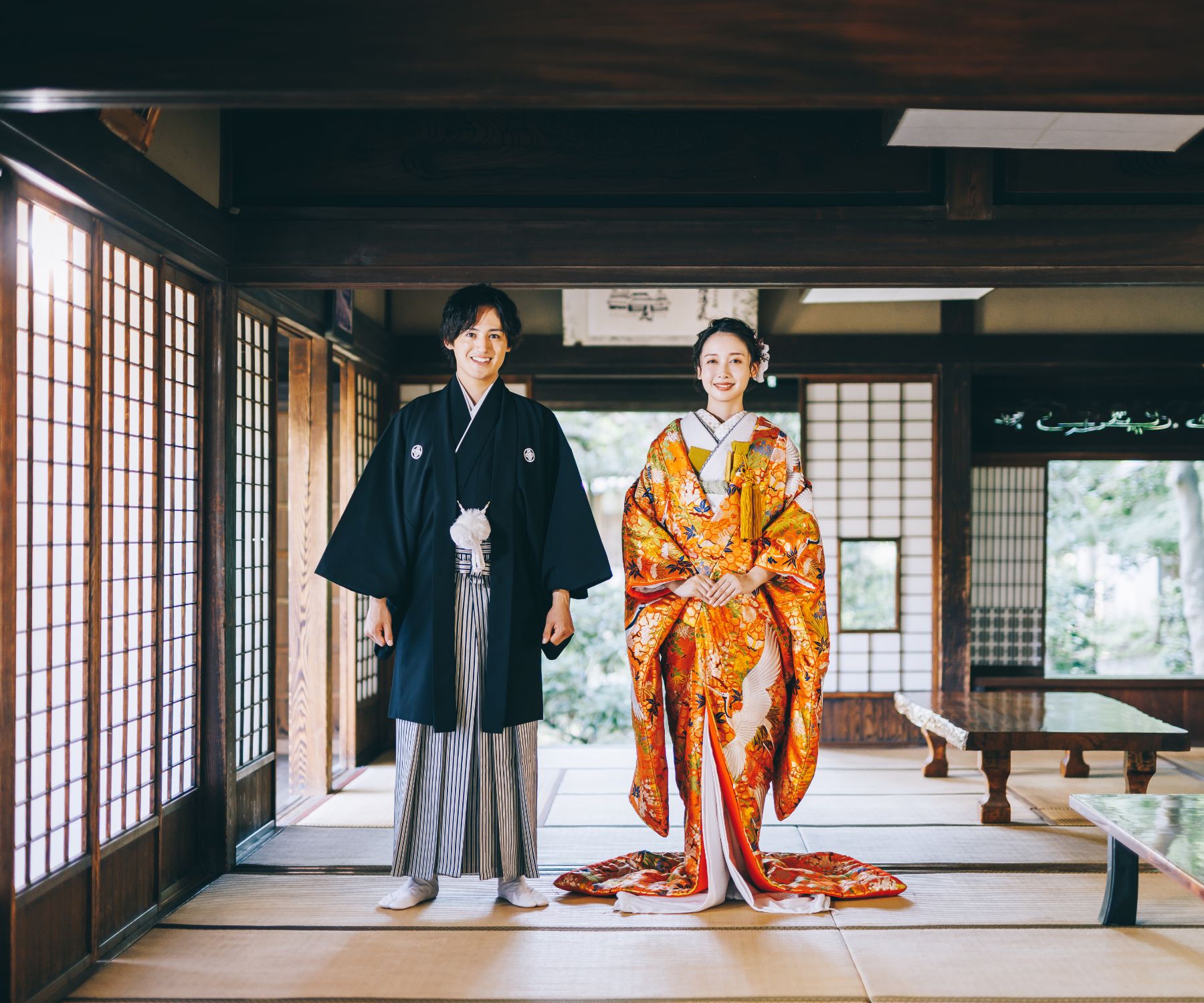 横溝屋敷の和室で佇む新郎新婦様の結婚写真