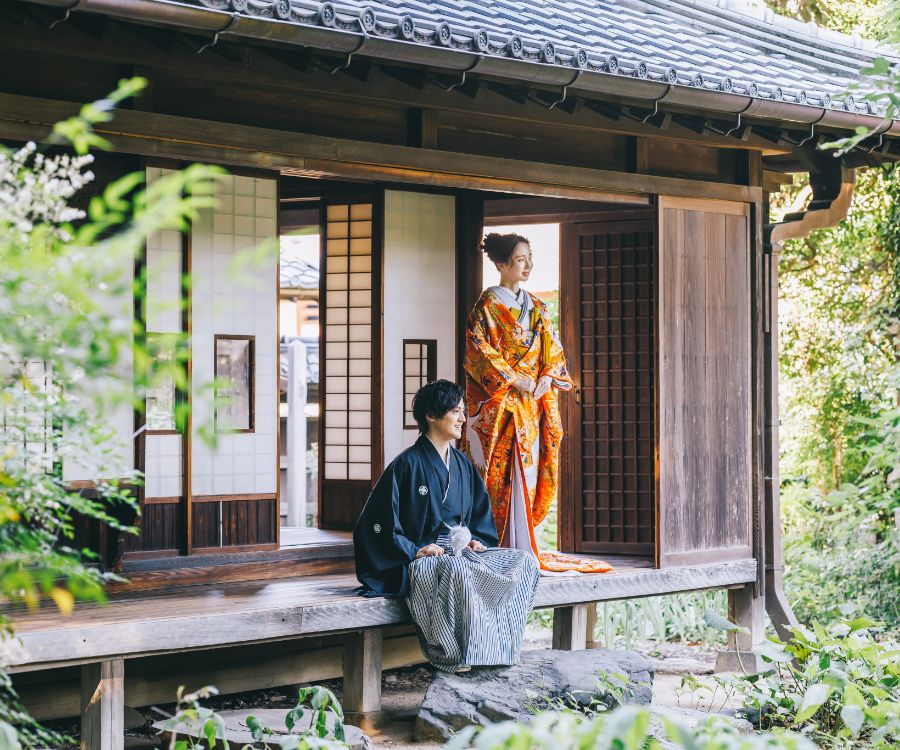 縁側から遠くを見つめる二人の和装前撮り