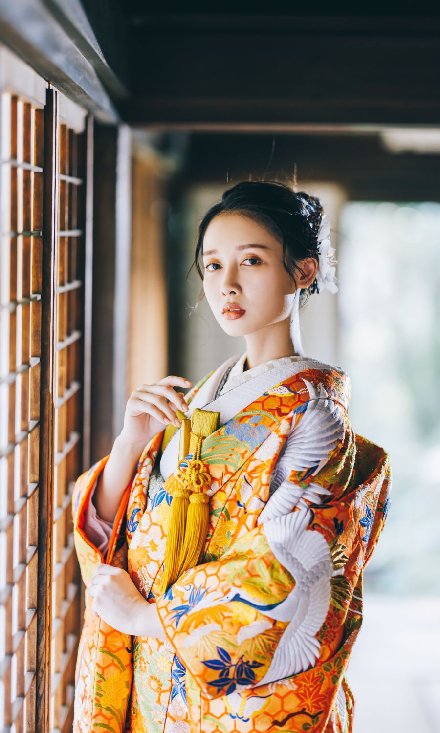 障子の前でアンニュイな表情をしている新婦様のソロショット