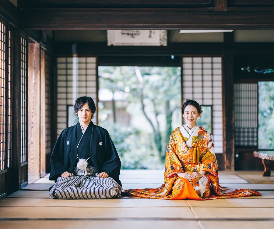 伝統的な和室の畳で正座をする新郎新婦様の結婚写真