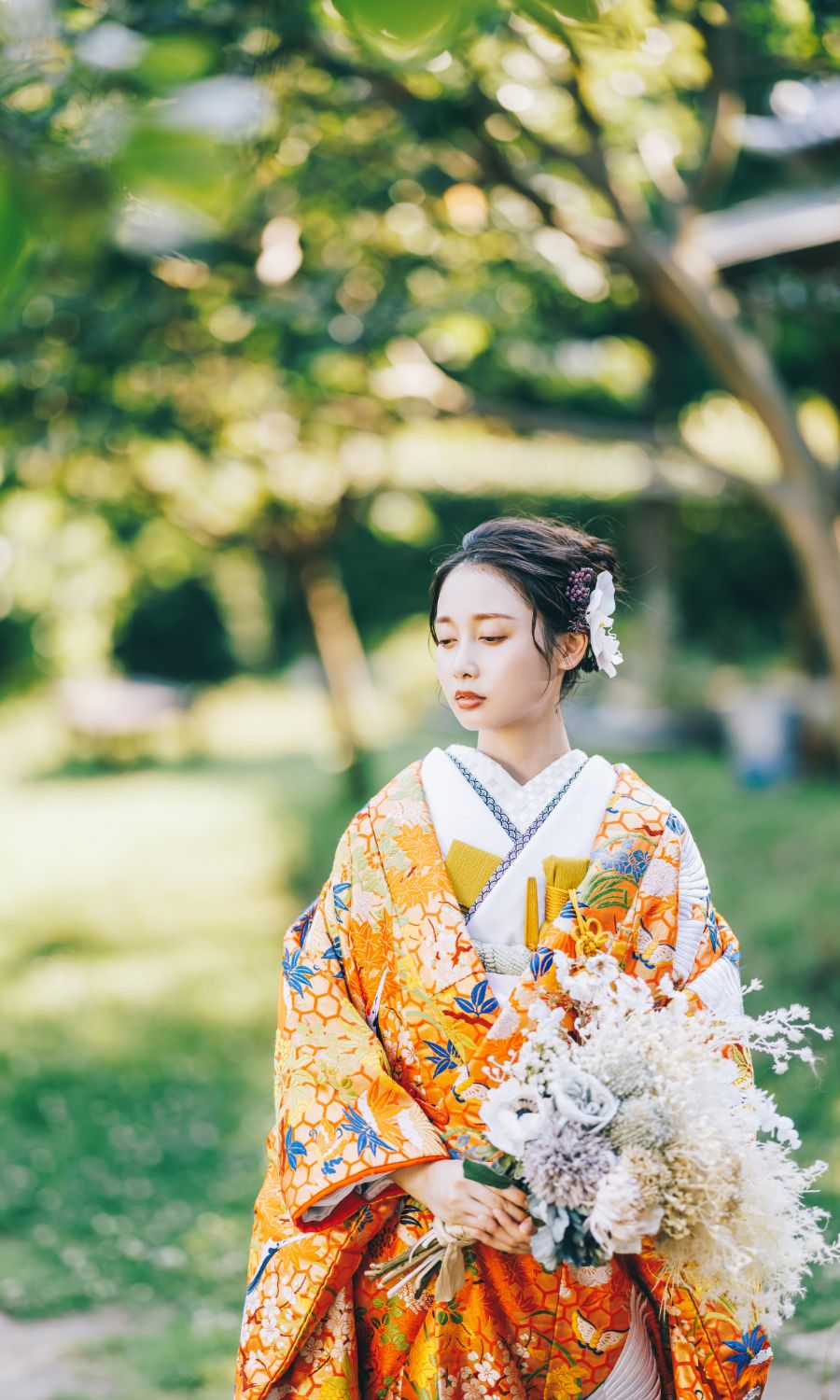 庭園で花束を持つ色打掛を着た新婦様のソロショット