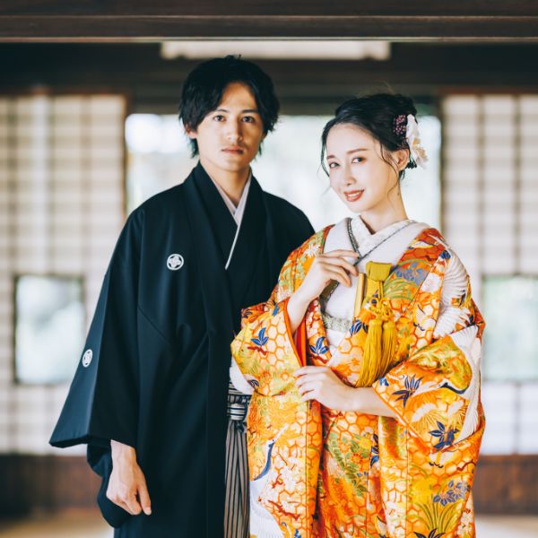 伝統的な和室で凛々しい表情をした新郎新婦様の和装前撮り