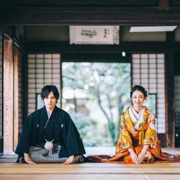 畳の上で正座をする新郎新婦様の結婚写真
